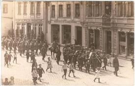 1915 Zeit des I. Weltkrieges  - Marschkolonne Soldaten auf dem Marktplatz der Stadt Wilster