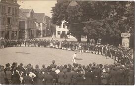 1926 Fahnenschwenken der Bürger-Schützen-Gilde auf dem Marktplatz der Stadt Wilster