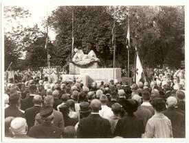 1929 Einweihung des Gefallenen-Denkmals im Stadtpark in der Stadt Wilster
