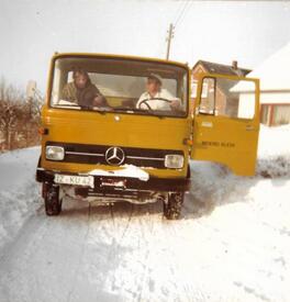 Schneewinter 1978/79 Der Milchtransporter der Meierei Kleve mußte bei seiner Fahrt durch den hohen Schnee unterstützt werden