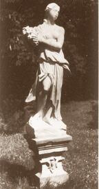 1968 Foto --- im Jahr 1787 aufgestellte Marmorfigur im Bürgermeister Garten am Palais Doos in Wilster