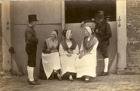 Tracht der Wilstermarsch 1919 Vorführung durch Trachtengruppe