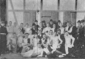 1907 Fußballmanschaften des SV Alemannia Wilster und Cimbria Itzehoe nach einem Wettspiel.