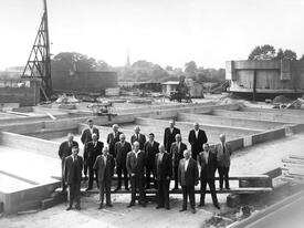 1958 Bau der Kläranlage Wilster - Mitglieder der Selbstverwaltung der Stadt Wilster auf der Baustelle