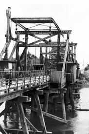 1950 Heiligenstedten, hölzerne Klappbrücke über die Stör