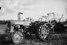1957 Traktor der Marke McCormick auf einem Gehöft in Kudensee Sushörn in der Wilstermarsch