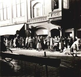1956 Zuschauer - wartend auf den Umzug der Kindergilde - in der Straße Op de Göten in Wilster