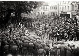 1933 Kundgebung der SA (Sturm-Abteilung) auf dem marktplatz in Wilster