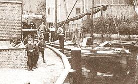 1904 Wilsteraner Hafen am Rosengarten, Fracht-Ewer und Laderschuppen