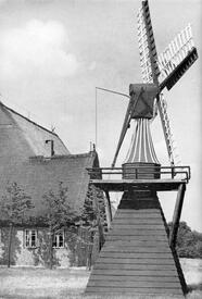 Aus Fockendorf in der Wilstermarsch stammende Spinnkopfmühle im Freilichtmuseum Molfsee bei Kiel