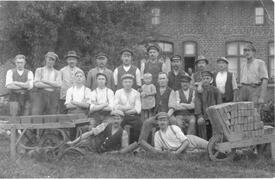 ca. 1920 Belegschaft der Ziegelei in Rumfleth in der Gemeinde Nortorf in der Wilstermarsch