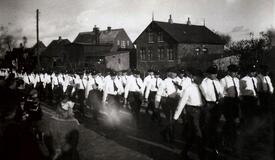 1932 marschierende SA in der Straße Rumflether Deich in der Stadt Wilster