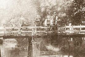 1898 Fischer mit Senknetz auf der Brücke über die Wilsterau in Rumfleth