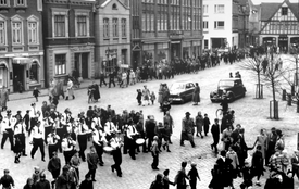 1958 Maifeier des DGB Ortsverbandes Wilster - Umzug über den Marktplatz der Stadt Wilster