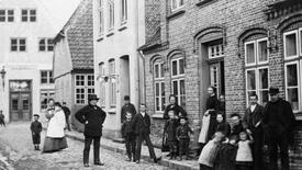 1865 Schmiedestraße in der Stadt Wilster -
im Hintergrund das Königliche Amtsgericht