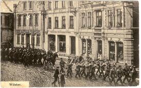 1916 Militärische Kolonne marschiert über den Marktplatz der Stadt Wilster