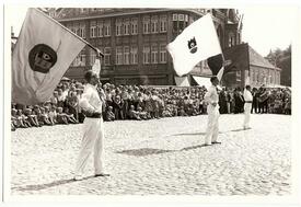 1958 Fahnenschwenken der Bürger-Schützen-Gilde auf dem Marktplatz der Stadt Wilster