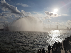 07.09.2020 Wasserfontänen eines Feuerlöschbootes begrüßen die Viermastbark PEKING im Hafen Hamburg