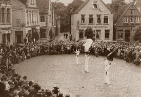 1933 Fahnenschwenken der Bürger-Schützen-Gilde auf dem Marktplatz in Wilster