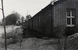 1956 Bau der Etatsrat-Michaelsen-Straße parallel zum Pavillon der Mittelschule Wilster