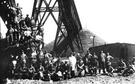 1914 - 1920 Eisenbahnhochbrücke Hochdonn - Arbeiter vor dem weitgehend fertiggestellten Bauwerk