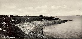 1939 kleiner Sandstrand vor dem Deich der Strandhalle in Brokdorf an der Elbe