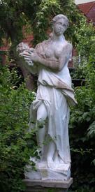 2009 Foto --- im Jahr 1787 aufgestellte Marmorfigur im Bürgermeister Garten am Palais Doos in Wilster