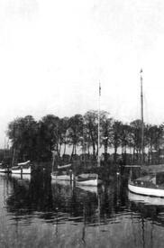 1930 Sportboote an ihrem Liegeplatz auf der Wilsterau am Brook in der Stadt Wilster
