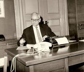 1965 Walter Bauch, büroleitender Beamter der Stadt Wilster, an seinem Arbeitsplatz