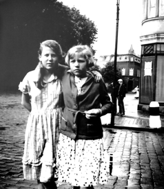 1932 Zwei junge Mädchen überqueren die Op de Göten an der Einmündung in den Markt der Stadt Wilster