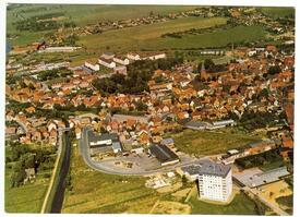 1975 Luftbild aus süd-westlicher Richtung auf die Stadt Wilster