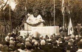 1929 Einweihung des Gefallenen-Denkmals im Stadtpark in der Stadt Wilster