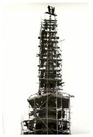 1967 Turm der St. Bartholomäus Kirche in Wilster - Kupfer Eindeckung, Montage von Wetterhahn und Kugel