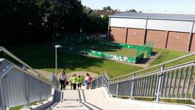 15.07.2017 Blick von der beim Sportplatz Büttel vorhandenen Fußgängerbrücke auf die Sporthalle der Stadt Wilster