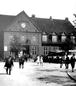 1930 Vorplatz und Empfangsgebäude des  Bahnhofs der Stadt Wilster