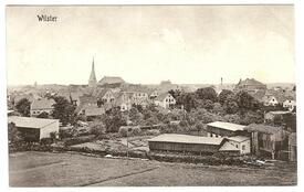 1911 Blick über die Wiesen zwischen Audeich und Bäckerstraßenfleth auf die Stadt Wilster