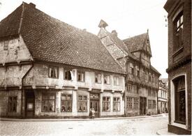 1910 Altes Balkenhaus und Altes Rathaus an der Op de Göten (damalige Markt Straße) in Wilster