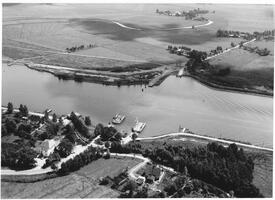 1967 Nord- Ostsee Kanal mit der Burger Fähre, Wilsterau bei Obersten Wehr