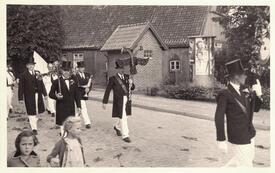 1955 marschierende Bürger-Schützen-Gilde am unteren Kohlmarkt in der Stadt Wilster