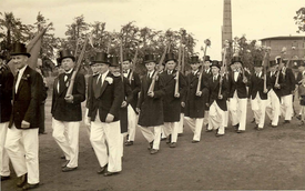 1954 Bürger Schützen Gilde Wilster marschiert über den Colosseum Platz in der Stadt Wilster