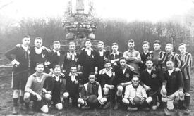 1914 Fußballmannschaft des SV Alemannia Wilster mit Spielern anderer Vereine nach einem Wettspiell