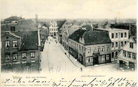 1903  Blick vom Kirchturm auf die Marktstraße (spätere Op de Göten) und auf die rechts vom Marktplatz abgehende Deichstraße (ehemalige Kehdinger Straße) in der Stadt Wilster 