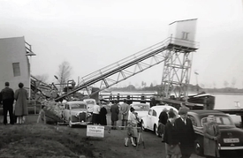 1963 Zerstörte Be- und Entladebücke am umgestürzten Kornhaus Burg - der Anblick  lockte viele von dem dramatischen Geschehen betroffene Zuschauer an.