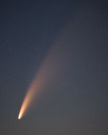 2020 Komet NEOWISE am nördlichen Nachthimmel