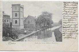 1904 Stadt Wilster
Blick von der Schott-Brücke auf die Wilsterau und die Gebäude der Dampfbrauerei Lübbe