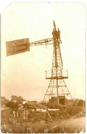 1925 Windrad während der Montage für eine Schöpfmühle in Ecklak in der Wilstermarsch