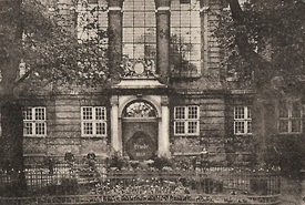 19 15 Friedenseichen und Denkmal Frieden 1871 vor dem Nordportal der Kiche St. Bartholomäus