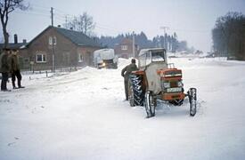 März 1969 Der Milchtransporter der Meierei Kleve mußte bei seiner Fahrt durch den hohen Schnee unterstützt werden.