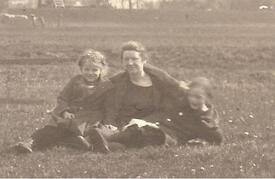 1924 Frau Cornelia Jensen, Leiterin der Höheren Privatschule St. Margarethen, mit ihren Töchtern