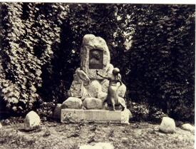1909 Denkmal für den Dichter Johann Meyer im Stadtpark in Wilster